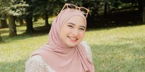 Styling Kerudung Pashmina ala Nadzhira Shafa, Tampil Cantik dengan Hijab Tanpa Pentul