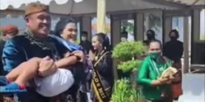 Video Kocak Saat Bobby 'Amankan' Nahyan Setelah Kirab Pengantin