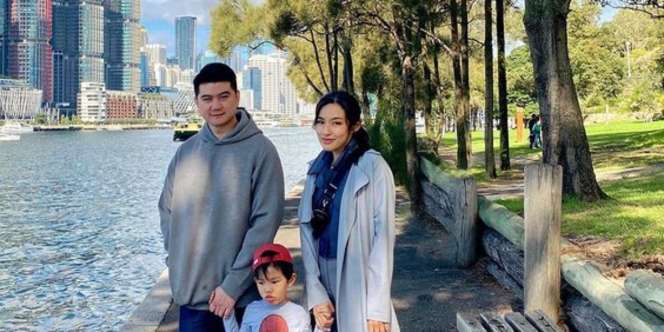 Momen Istri Chef Arnold Melahirkan Anak Kedua, Wajah Si Kecil Disebut Plek-ketiplek Sang Suami