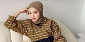 Styling Pashmina Sederhana Tetap Menutup Dada untuk Hangout Bareng Bestie