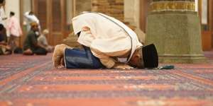 Ganggu Siswa Sholat hingga Injak Sajadah, Guru di Florida Dipecat