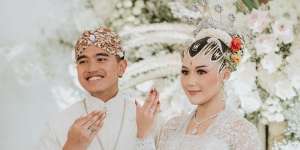 Kaesang Pangarep Foto `Candid` Istri Pandangi Wajahnya di HP, Rambut Lepek Erina Gudono Bikin Salfok