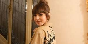 Parfum ‘Emily in Paris’ Bikin Tampilan Kece Kamu Beraroma Mewah