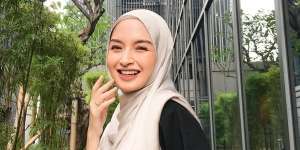 Styling Pashmina Textured Silk untuk Hangout, Auto Stylish! 