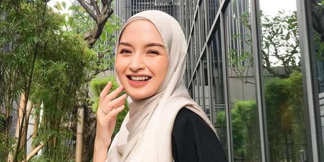 Styling Pashmina Textured Silk untuk Hangout, Auto Stylish! 