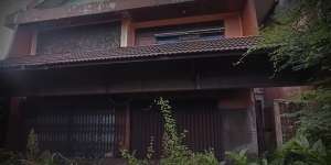 10 Potret Rumah Mewah Terbengkalai Milik Miliarder, Dalamnya Masih Lengkap, Banyak Guci & Barang Mahal!
