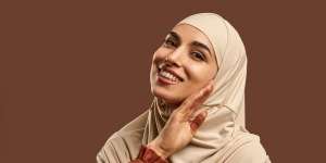 Trik Efektif Reapply Sunscreen Saat Beraktivitas Biar Tak Lengket di Wajah