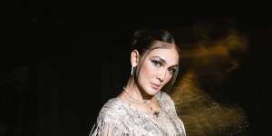Gaya Tampilan Mewah Luna Maya dengan Gaun Merah Rancangan Han