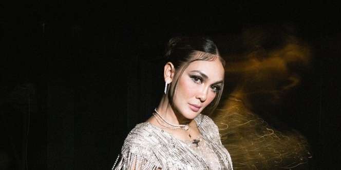 Gaya Tampilan Mewah Luna Maya dengan Gaun Merah Rancangan Han