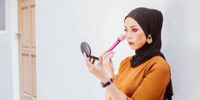Buat Wajah Glowing dari Segala Sisi dengan Teknik Pemakaian Highlighter ala MUA