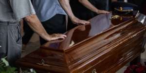 Keluarga Pindahkan Makam Nenek yang Meninggal 10 Tahun Lalu, Syok Saat Buka Petinya