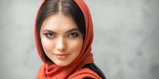 Cara Pakai Eyelid Tape untuk Memperjelas Eyeliner