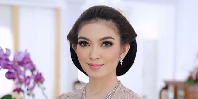 Riasan Senada dengan Pakaian Bikin Selvi Ananda Terlihat Glamor