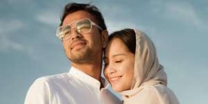 Gaya Sporty Nagita Slavina Pakai Serba Putih, Tampil Kompak dengan Suami