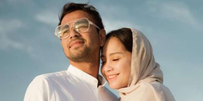 Gaya Sporty Nagita Slavina Pakai Serba Putih, Tampil Kompak dengan Suami