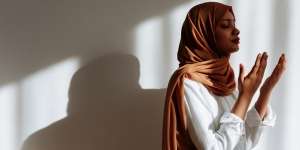 Doa Setelah Mahalul Qiyam, Lengkap Arab dan Artinya yang Penting Bagi Umat Islam