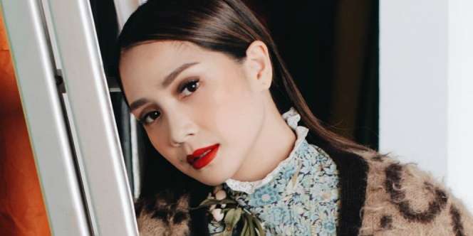 Tampil Cerah Serba Fuchsia, Intip Detail Outfit Nagita Slavina