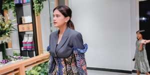 Tampil Anggun, Intip Gaya Audy Marissa Padukan Blazer dengan Bustier Batik