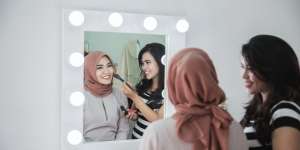 Gunakan Bedak yang Terlalu Putih untuk Membuat Wajah Berdimensi