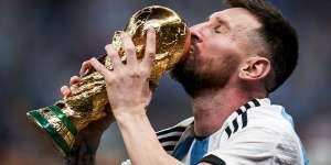 Penampilan 'Syeikh' Messi Pakai Jubah Arab Saat Terima Trofi Piala Dunia 2022