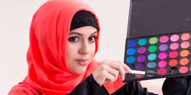 Bersihkan Palet Eyeshadow dengan Tisu Basah Tanpa Merusak Warna