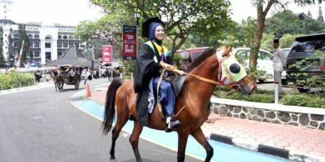 Heboh Mahasiswi Datang ke Wisuda Naik Kuda, bak Pendekar di Film Kolosal