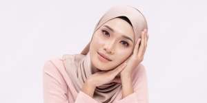 Trik Riasan Bergaya Monokrom Saat Tak Punya Blush Warna Senada Eyeshadow dan Lipstik