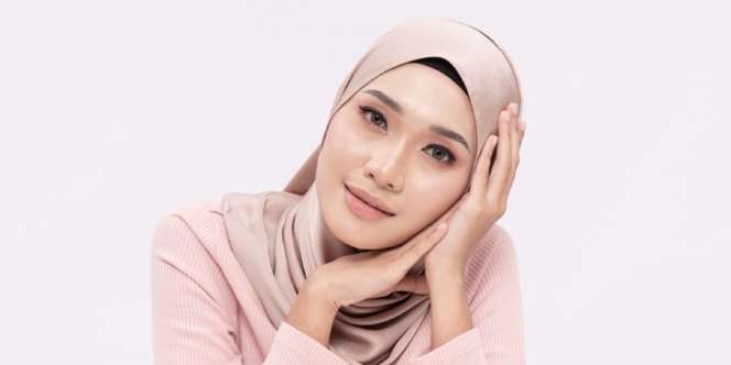 Trik Riasan Bergaya Monokrom Saat Tak Punya Blush Warna Senada Eyeshadow dan Lipstik
