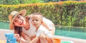 Video Putra Bungsu Ayu Dewi Protes Gara-Gara Mama Sibuk Kerja: 'Ada yang Sama?`