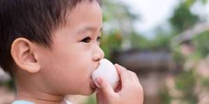 Bayi Makan Telur Setengah Matang, Amankah?