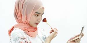 Tiru Teknik Pengaplikasian Blush di Era 1940 untuk Membuat Wajah Lebih Segar Natural