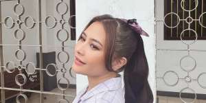 Tampil Sederhana dengan T-shirt Polos, Sepatu dan Tas Mini Prilly Latuconsina Capai Rp55 Juta