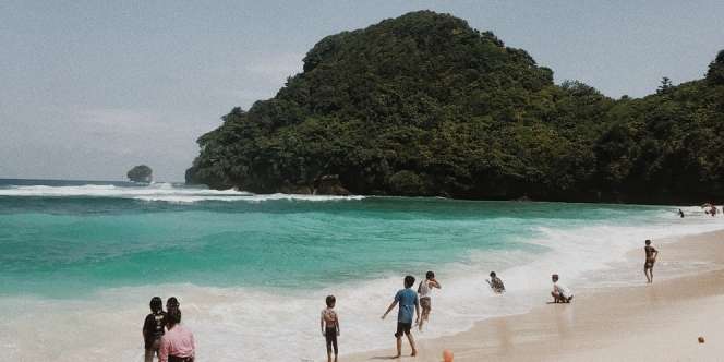 Menikmati Eksotisme Pantai Teluk Asmara, Raja Ampat Versi Jawa Timur