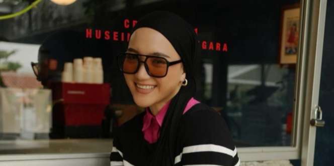 Inspirasi Busana Kasual ala Erica Putri, Santai tapi Stylish 