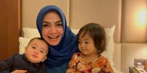 Gemes! Tingkah Rayyanza dan Aruni Saling Peluk dan Cium Pipi