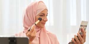 Campuran Makeup dan Skincare Bisa Jadi Kunci Riasan Antibadai