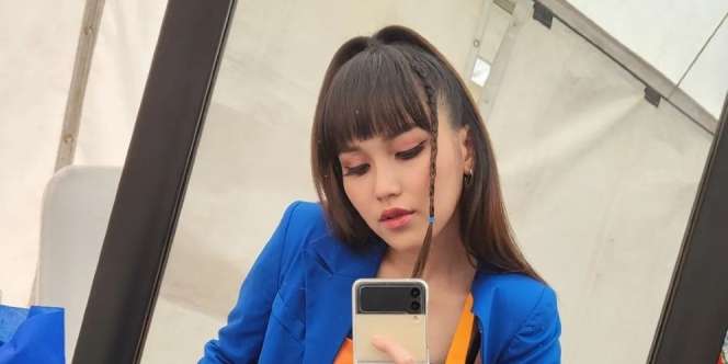 Gemasnya Gaya Chic dan Colorful Ayu Ting Ting, Padukan Oranye dan Cobalt Blue