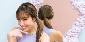 Gaya Ayu Dewi Pakai Kemeja Koleksi Nagita Slavina