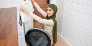 Trik Atasi Noda Minyak di Hijab dengan Bedak Bayi