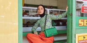 Gaya Nyentrik Tantri Namirah Berpose di Warteg, Busana dan Warung Matching 100%!