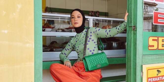 Gaya Nyentrik Tantri Namirah Berpose di Warteg, Busana dan Warung Matching 100%!