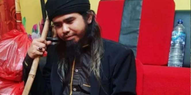 Foto-Foto Gus Samsudin Berperilaku Aneh, Benar-Benar Depresi atau Akting Belaka?