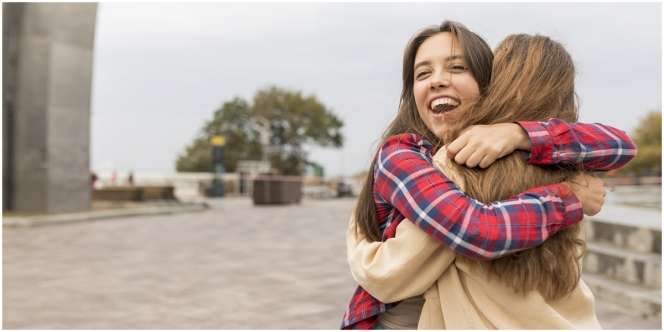 7 Arti Mimpi Dipeluk Seseorang, Berkaitan dengan Pertemanan hingga Bisnis