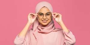 Trik Membingkai Wajah dengan Pashmina Agar Tak Berantakan Saat Pakai Kacamata