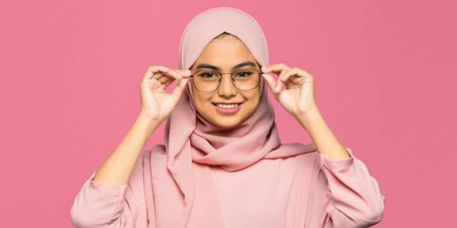 Trik Membingkai Wajah dengan Pashmina Agar Tak Berantakan Saat Pakai Kacamata