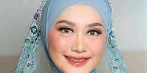Padu Padan Cantik Pengantin Berhijab Saat Memakai Simpel Crown