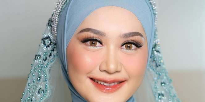 Padu Padan Cantik Pengantin Berhijab Saat Memakai Simpel Crown
