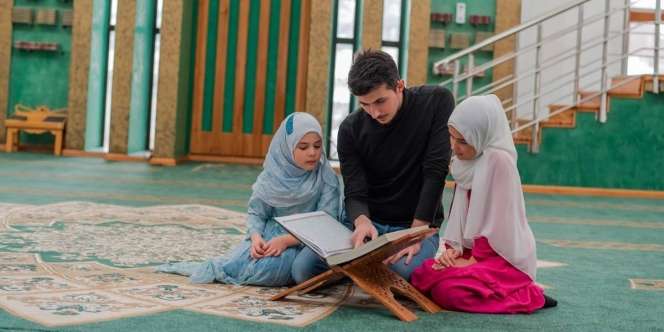 3 Adab yang Harus Diperhatikan Saat Bawa Anak ke Mesjid