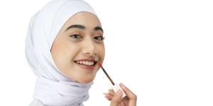Dapatkan Bibir Kenyal dan Segar dengan Tren Glossy Ombre Lips