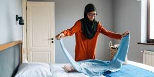 Trik Melipat Kemeja yang Lebih Rapi Biar Travel Bag Lebih Lapang 